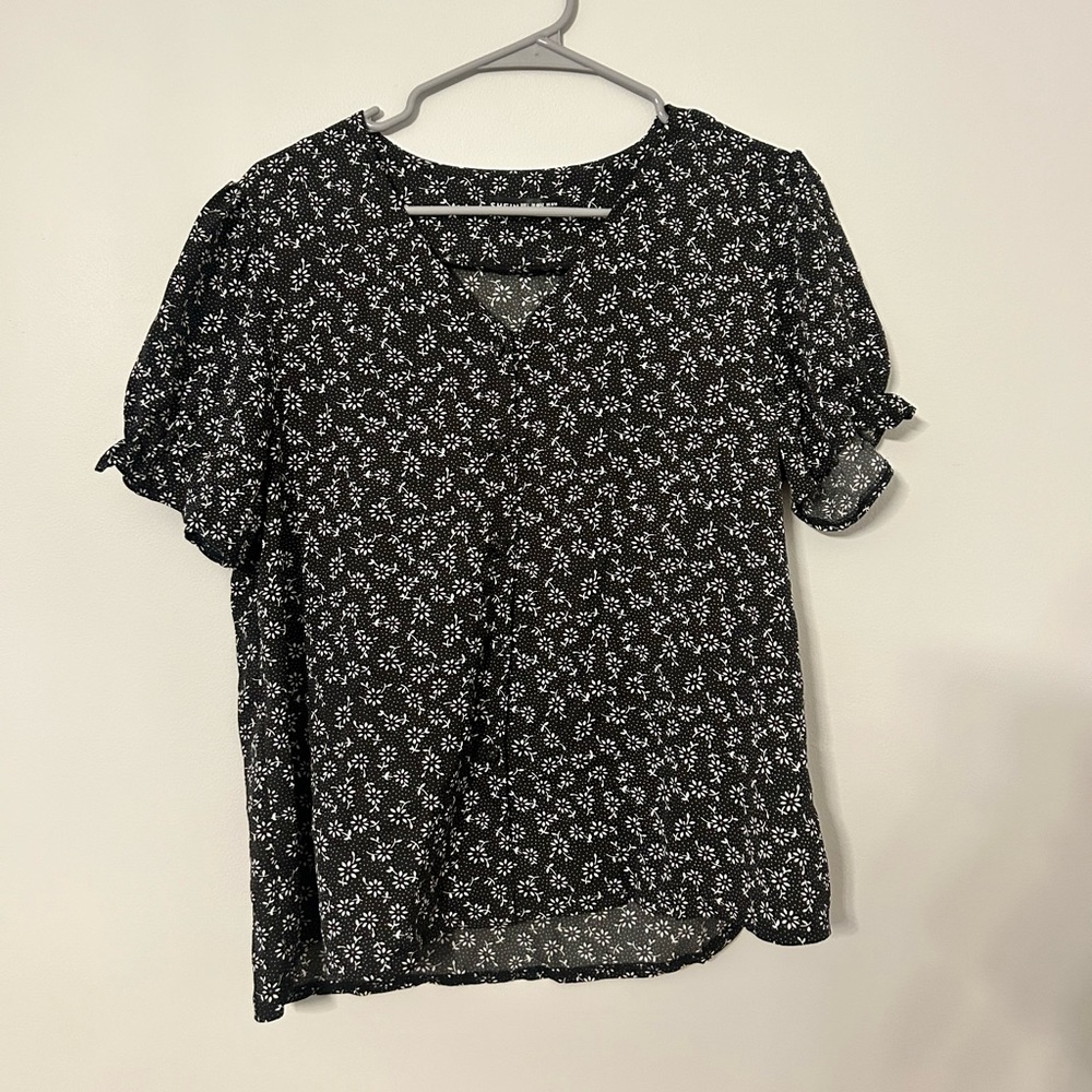 NWOT Black and white Floral short sleeve button down, size L